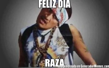 Imagen de un hombre con un pañuelo en la cabeza y cadenas, con el texto impreso FELIZ DIA en la parte superior y RAZA en la inferior