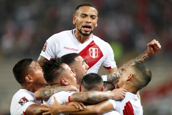 Abrazo de gol: los peruanos