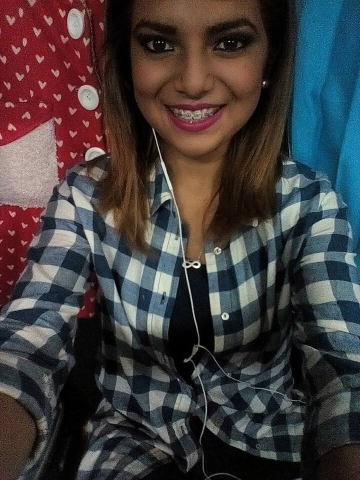 Susana Alvarado destacó con su cabello castaño, brackets y un estilo juvenil sencillo. Facebook/Susana Alvarado Carmen