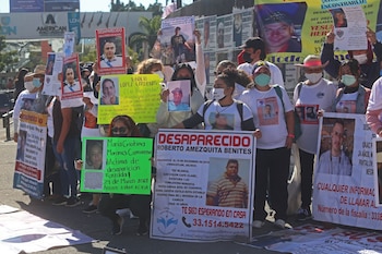 La campaña, impulasada bajo el mensaje central de “El balón vuelve a la cancha… ¿Nuestros desaparecidos cuándo volverán a casa?”" exige que la emergencia en Jalisco no quede relegada por la celebración futbolística del Mundial 2026. (Foto: Cuartoscuro/Fernando Carranza García)
