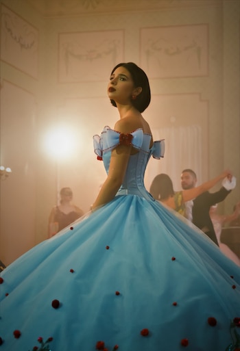 Vestido de Ángela Aguilar en el video "Se disfrazó", diseñado por Felipe Alvarado (Captura)