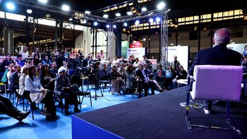 Mucha gente escuchó con atención