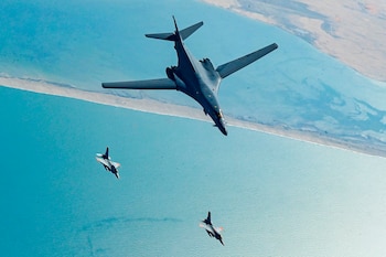 Escoltas egipcios junto al B-1B