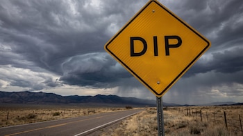 Qué advierte la señal “DIP”: el rombo amarillo que sorprende en rutas de Estados Unidos