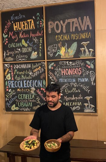 Saúl Lencina exhibiendo sus platos