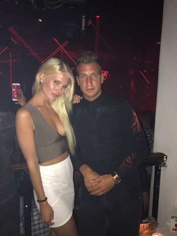 Noche, luces y complicidad en una salida juntos