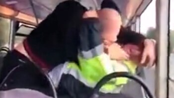 El pasajero atacó por la