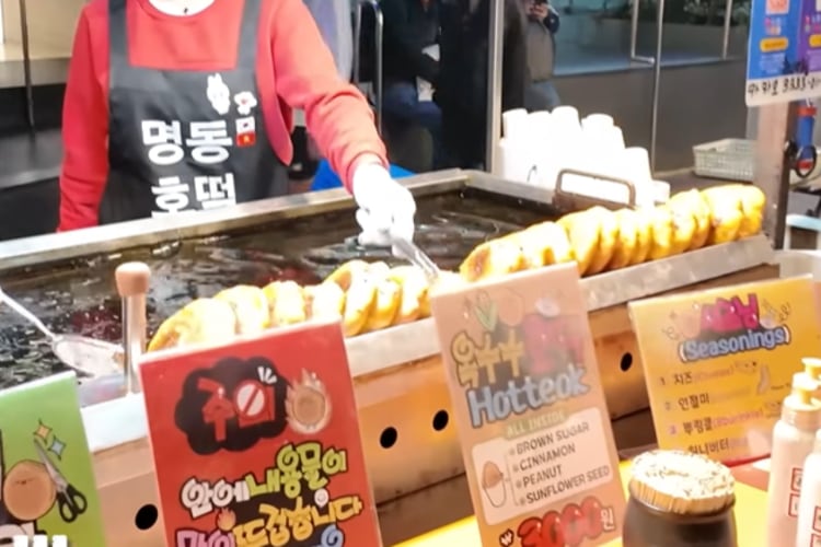 El youtuber colombiano encontró arepas en Corea del Sur - crédito @PlanetaJuan/YouTube