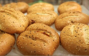 Foto del martes de piezas de pan en una panadería en Líbano.
Mar 8, 2022. REUTERS/Mohamed Azakir