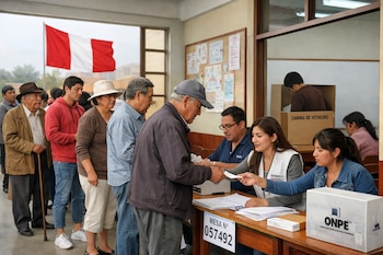 Un hombre mayor recibe su cédula de votación de una mujer en una mesa electoral, mientras otros peruanos hacen fila y uno vota en una cabina; la bandera de Perú ondea al fondo.