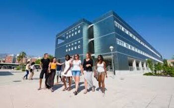 30 becas completas cubren matrícula,