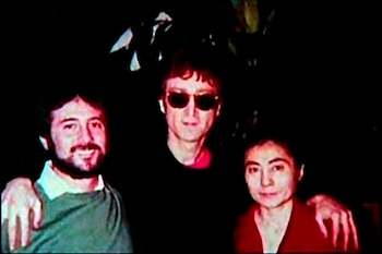 John y Yoko posan con