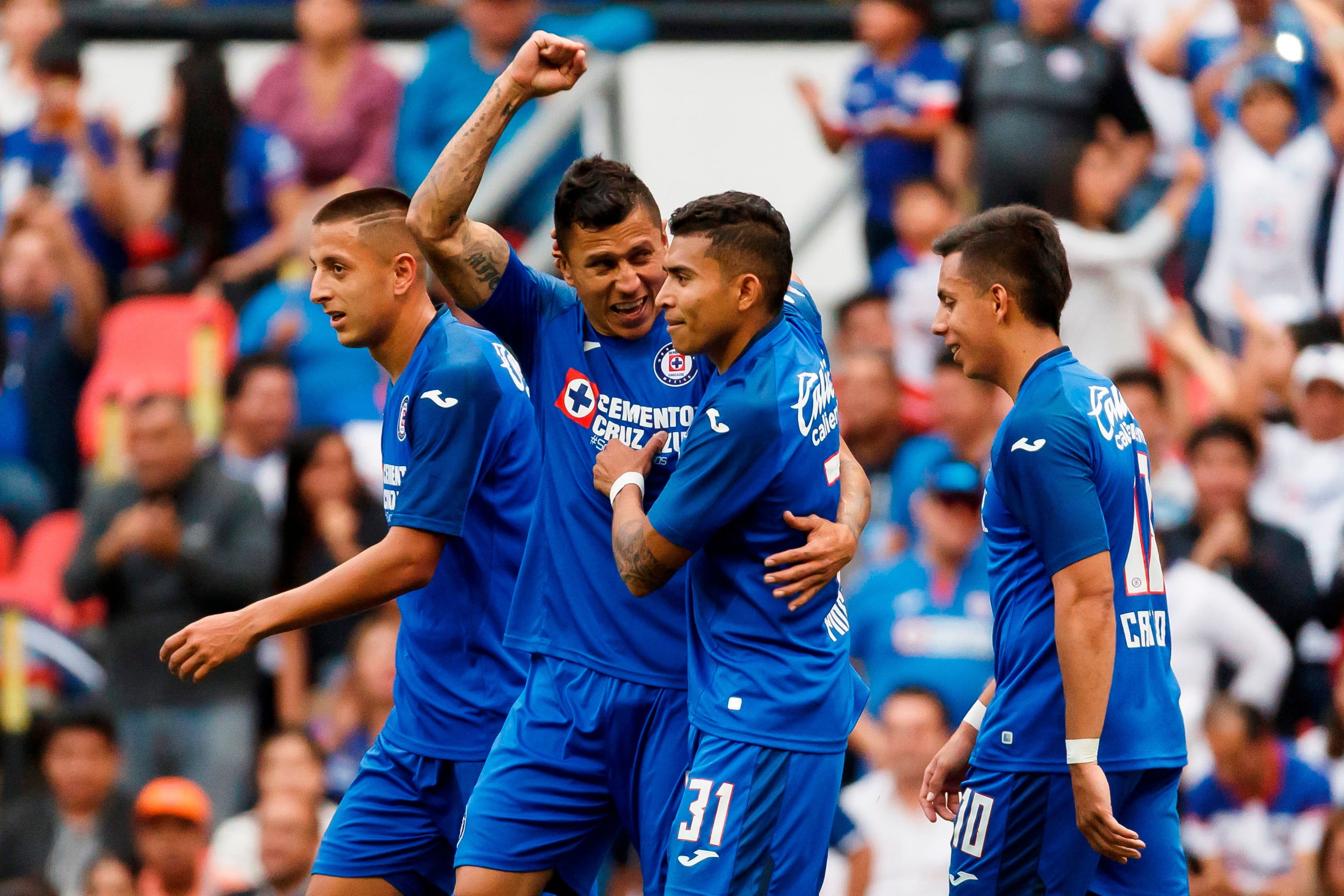 Jugadores de Cruz Azul celebran una anotación en el Estadio 10 de diciembre. EFE/ José Méndez/Archivo