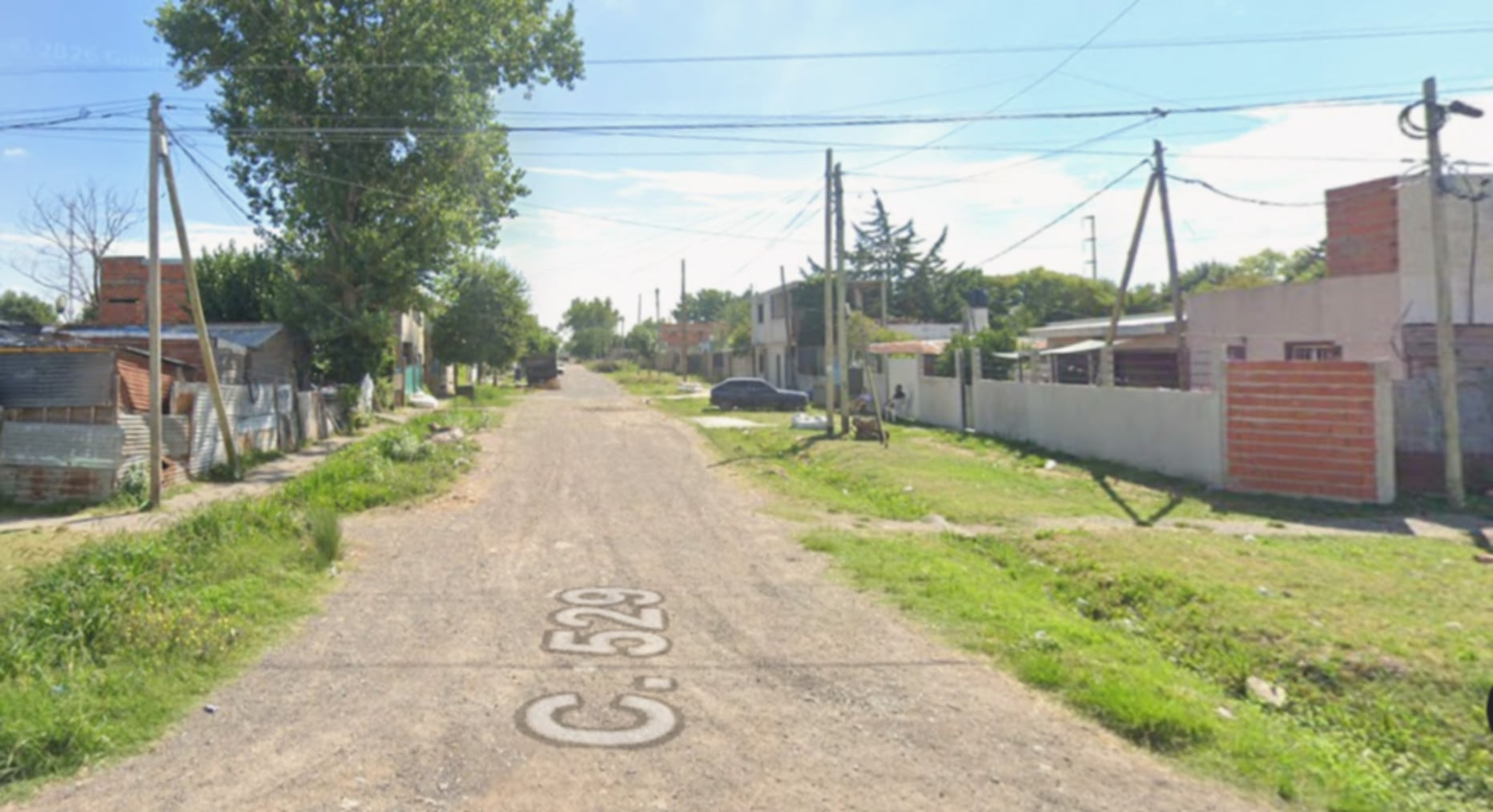 La imagen muestra la calle en el barrio de La Plata donde una mujer resultó con quemaduras graves tras un incendio en su vivienda (Google Maps)