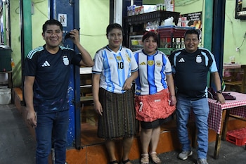 (GUATEMALA), 15/07/2026.- Personas posan con camisetas de la selección de Argentina, previo al partido del Mundial de la FIFA 2026 entre Inglaterra y Argentina, este miércoles en el mercado de La Terminal, en Ciudad de Guatemala (Guatemala). EFE/ Alex Cruz