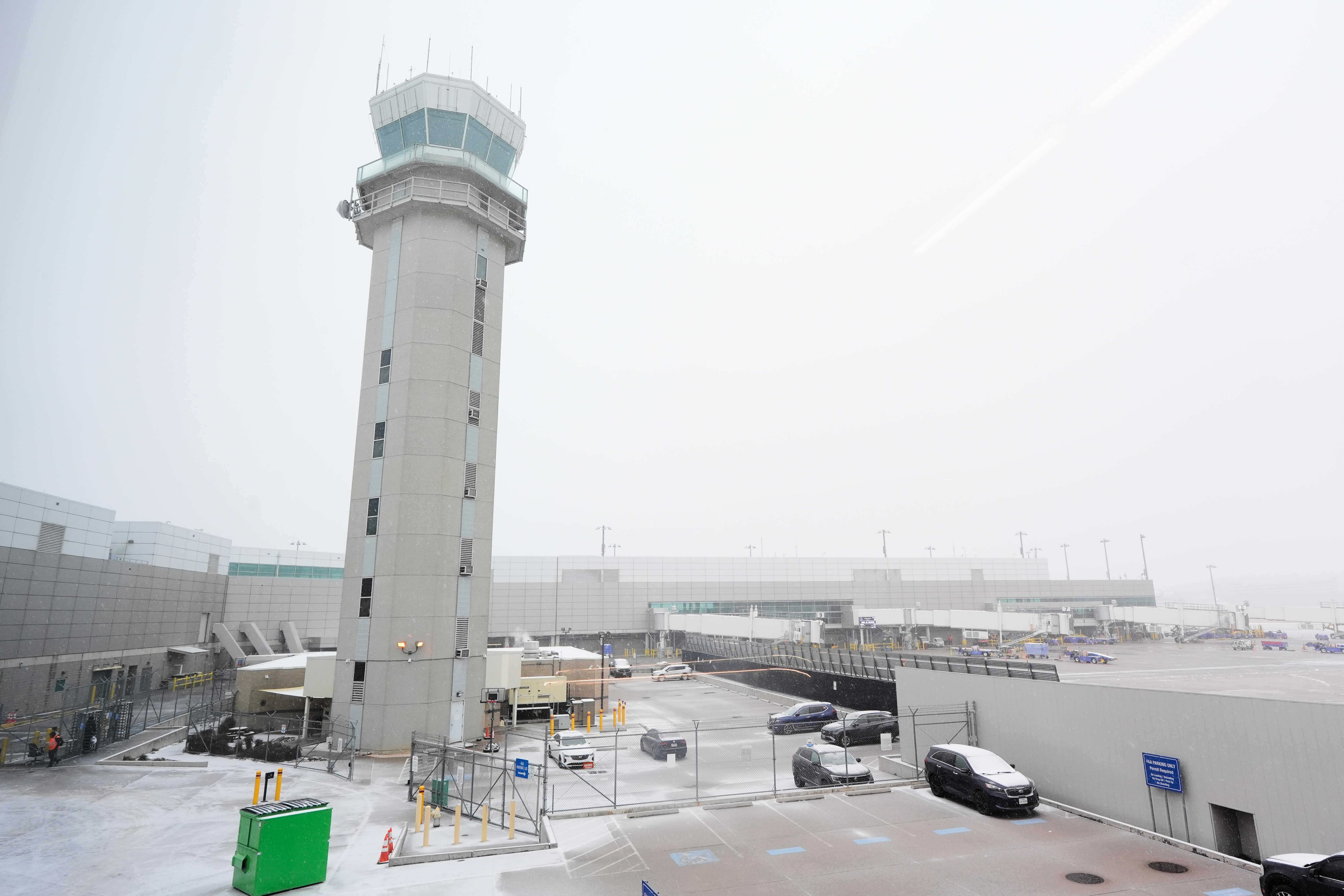 La torre de control en el aeropuerto de Love Field se ve en medio de una oleada de tiempo invernal que ha afectado al tráfico del aeropuerto normalmente muy transitado, el sábado 24 de enero de 2026 en Dallas. (AP Foto/Tony Gutierrez)