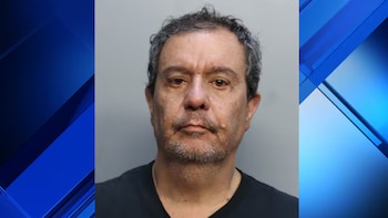 Médico brasileño arrestado en el aeropuerto de Miami por robar objetos de maletas en la zona de equipaje