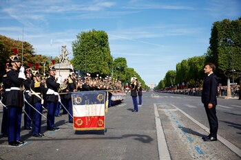 El presidente pasa revista a las tropas durante el desfile militar anual (REUTERS/Sarah Meyssonnier)
