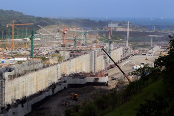 Panamá obtuvo en 2025 un fallo favorable en el arbitraje presentado por Sacyr por $2,362 millones, relacionado con la construcción del tercer juego de esclusas. El tribunal rechazó las reclamaciones y ordenó a la empresa pagar al país $6.39 millones por costos legales y del proceso. EFE /Alejandro Bolívar /Archivo