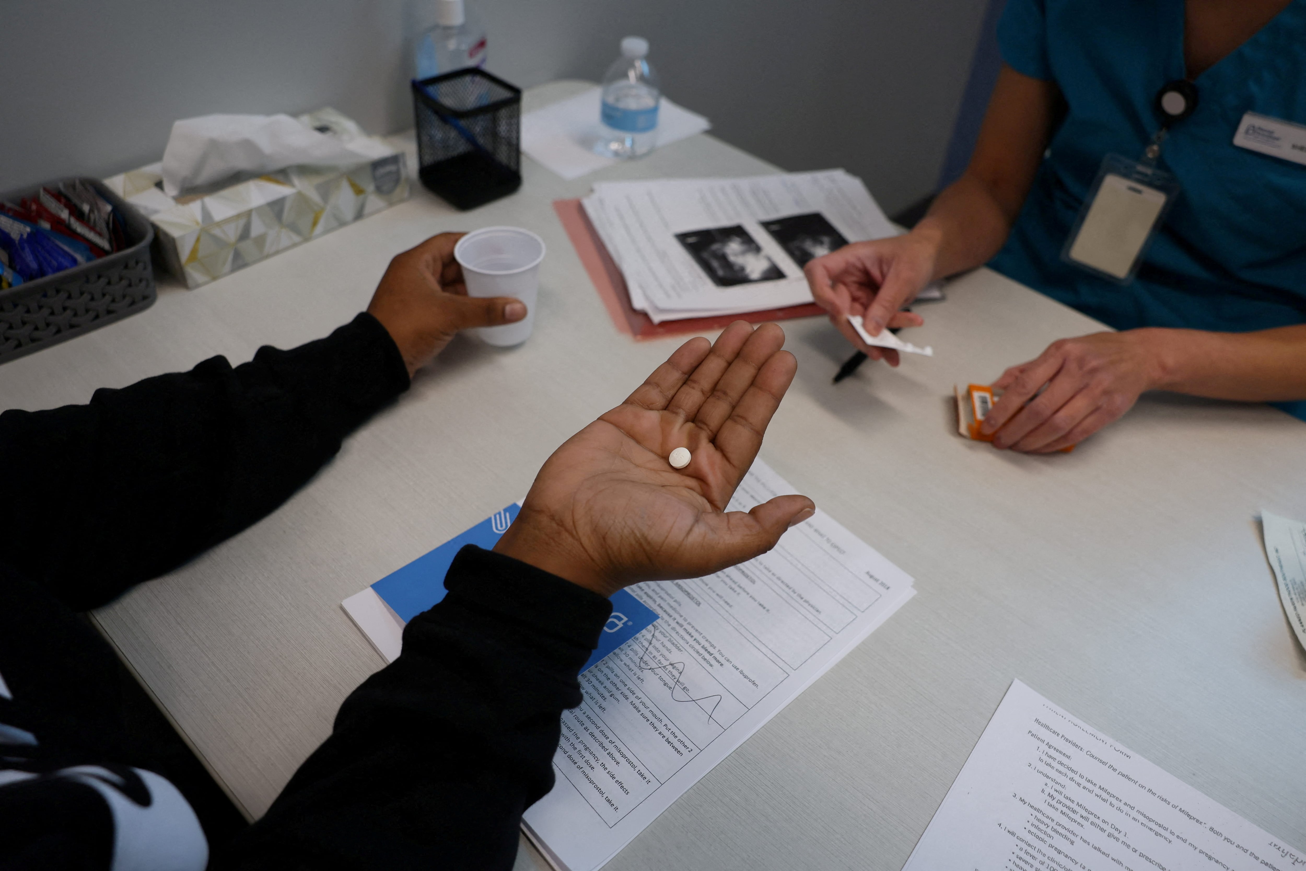 Casi 5 millones de personas perderán la cobertura de Medicaid por los nuevos requisitos laborales, según estimaciones de KFF (REUTERS/Evelyn Hockstein)