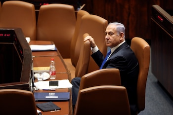 Netanyahu, observa durante una sesión