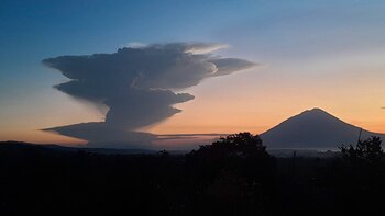 Humo volcánico se eleva desde