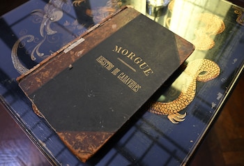 El libro con el registro de cadáveres de la Morgue. Es de 1908