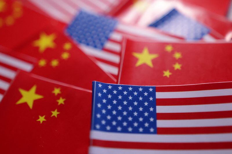 FOTO DE ARCHIVO. Imagen de ilustración de banderas de Estados Unidos y China. 20 de marzo de 2025. REUTERS/Dado Ruvic