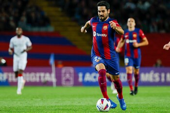Ilkay Gundogan del Barcelona controla
