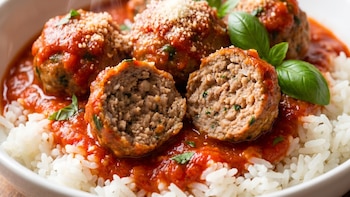 Receta de albóndigas con salsa y arroz, rápida y fácil