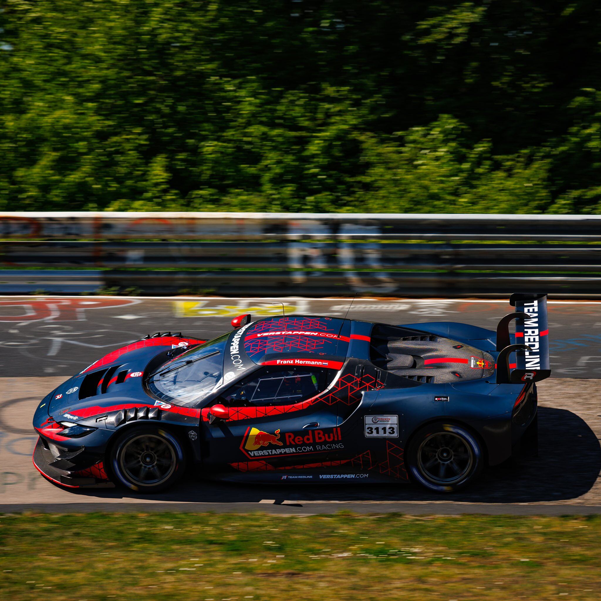 Verstappen en acción sobre la Ferrari 296 GT3 en el Carrusel, una de las curvas más emblemáticas de Nurburgring