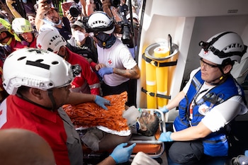 Rescatistas trasladan a Hernán Gil tras ocho días bajo los escombros de un edificio y una operación de salvamento de casi 72 horas en Catia La Mar (EFE/Ronald Peña R)