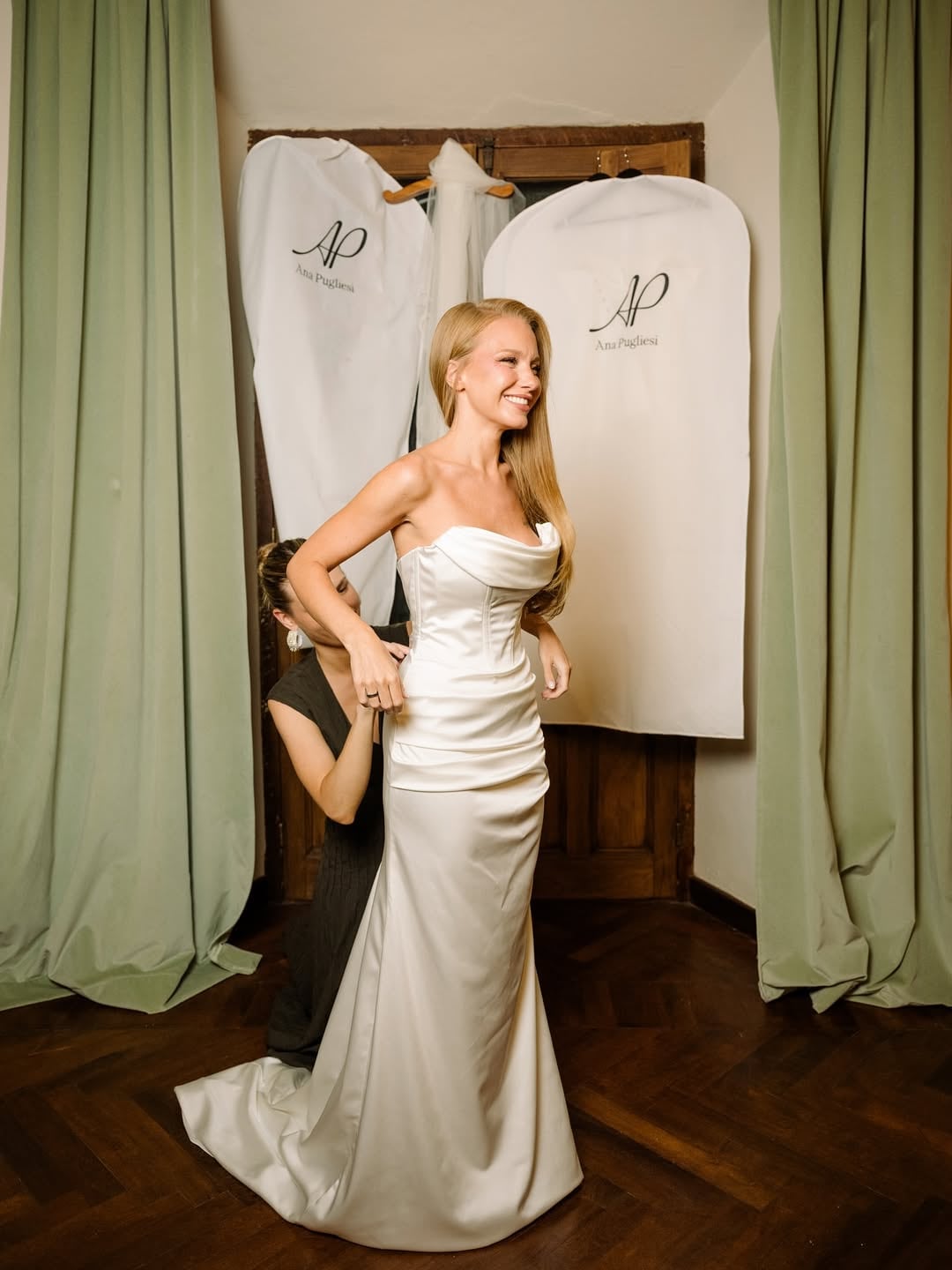 La diseñadora Ana Pugliesi ultimando detalles en el vestido de la novia