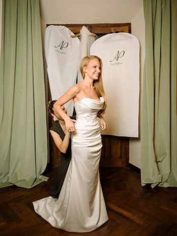 La diseñadora Ana Pugliesi ultimando