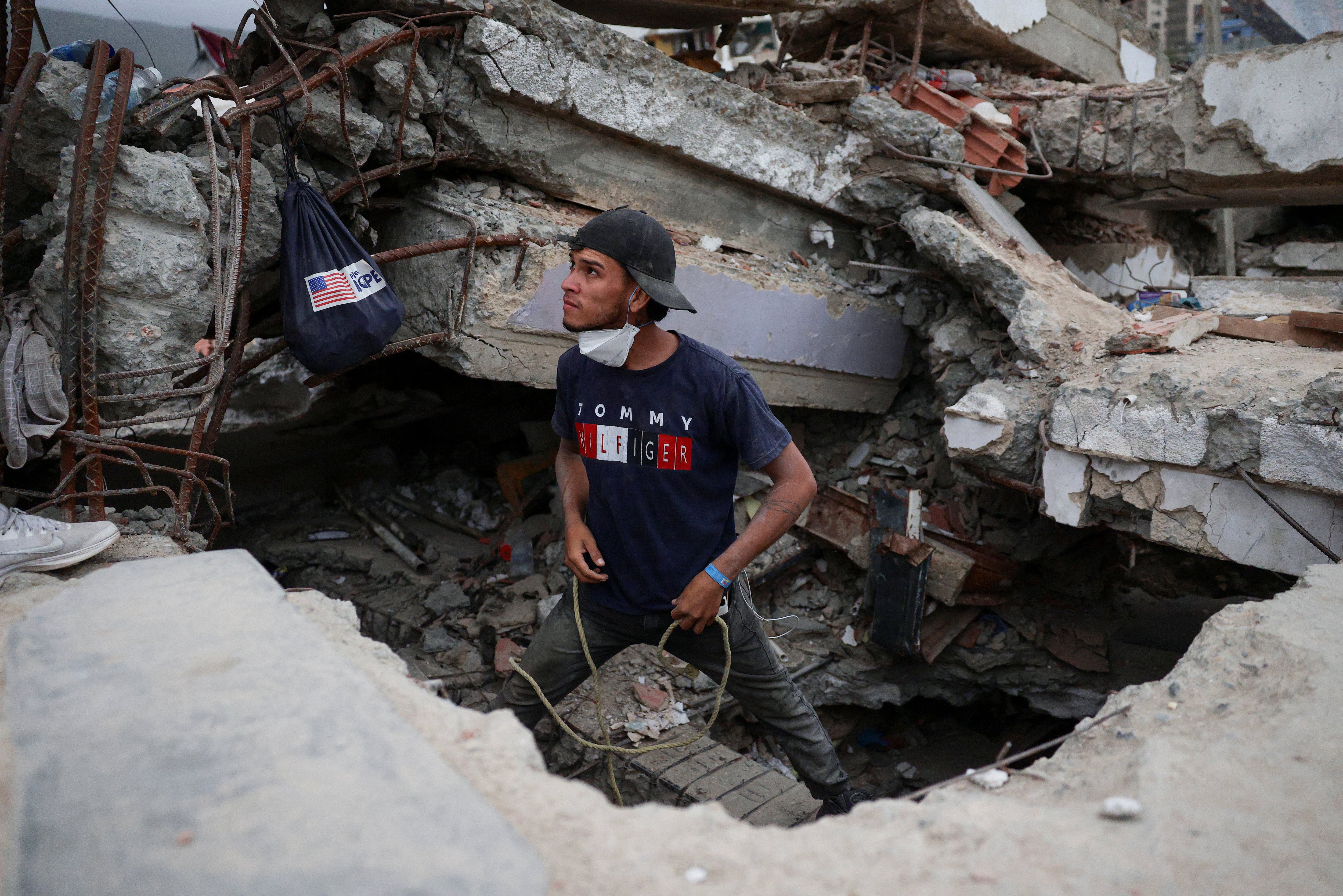 ARCHIVO: José Luis Pacheco cava un túnel en busca de seis miembros de su familia en Caraballeda, La Guaira, Venezuela, el 29 de julio de 2026 (Reuters)