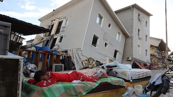 Falta de información aumenta la desesperación de familias que buscan a víctimas del terremoto en Venezuela