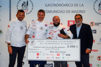 El cocinero madrileño Álex De La Fuente, del restaurante In-pulso, junto a su ayudante Francisco Amate, ha obtenido el primer puesto del XXXIII Certamen Gastronómico de la Comunidad de Madrid, organizado por la Asociación de Cocineros y Reposteros de Madrid. (Rubén S. Lesmas/EFE)