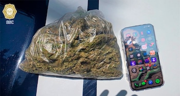 Policías de la SSC aseguraron armas cortas y marihuana a los detenidos en la colonia Anáhuac, Miguel Hidalgo.
(Cortesía)