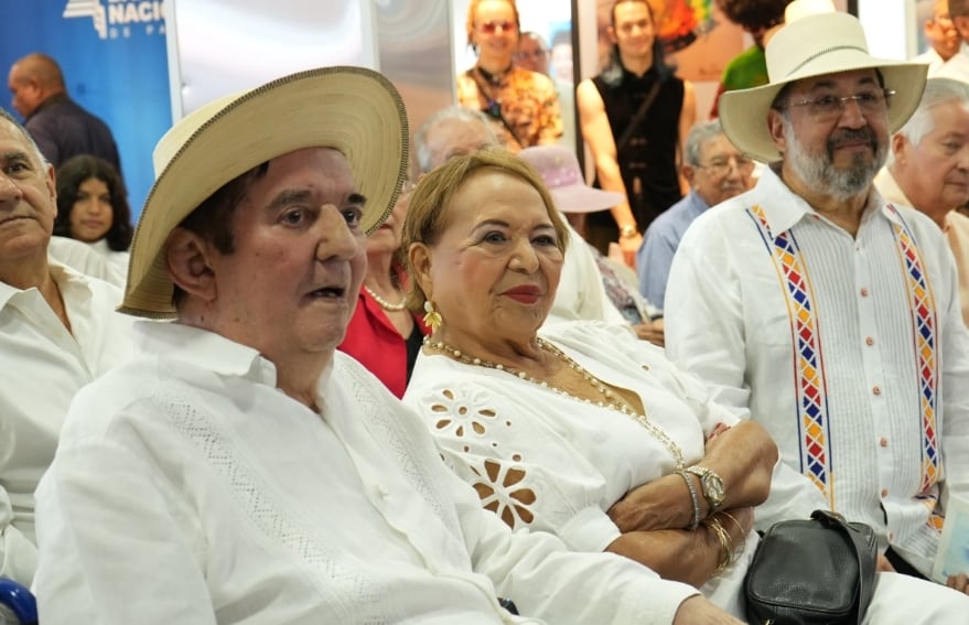 En primer plano, Dagoberto “Yin” Carrizo Medrano durante uno de los homenajes que se le hicieron. (Internet)