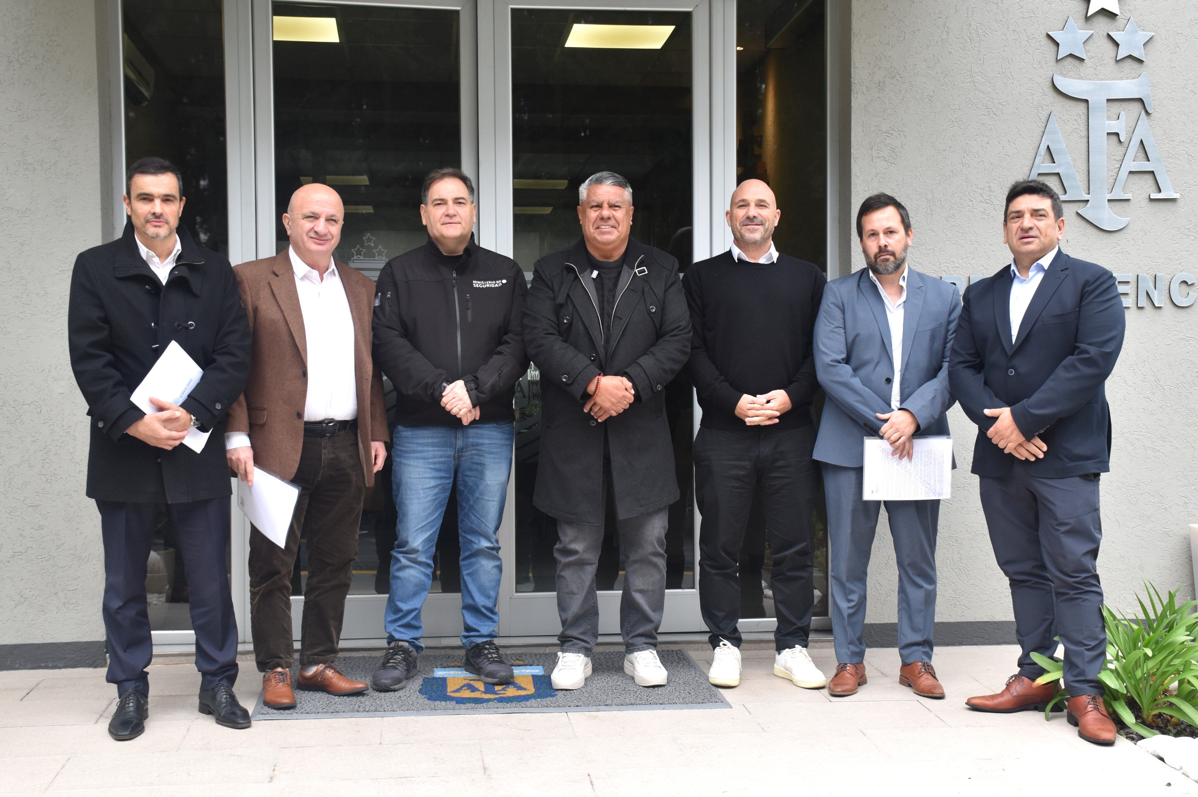 El presidente de la AFA, Claudio Tapia, junto a los titulares de Lanús y Rosario Central, Nicolás Russo y Gonzalo Belloso, el ministro de Seguridad bonaerense, Javier Alonso, y el secretario ejecutivo de la APREVIDE, Guillermo Cimadevila