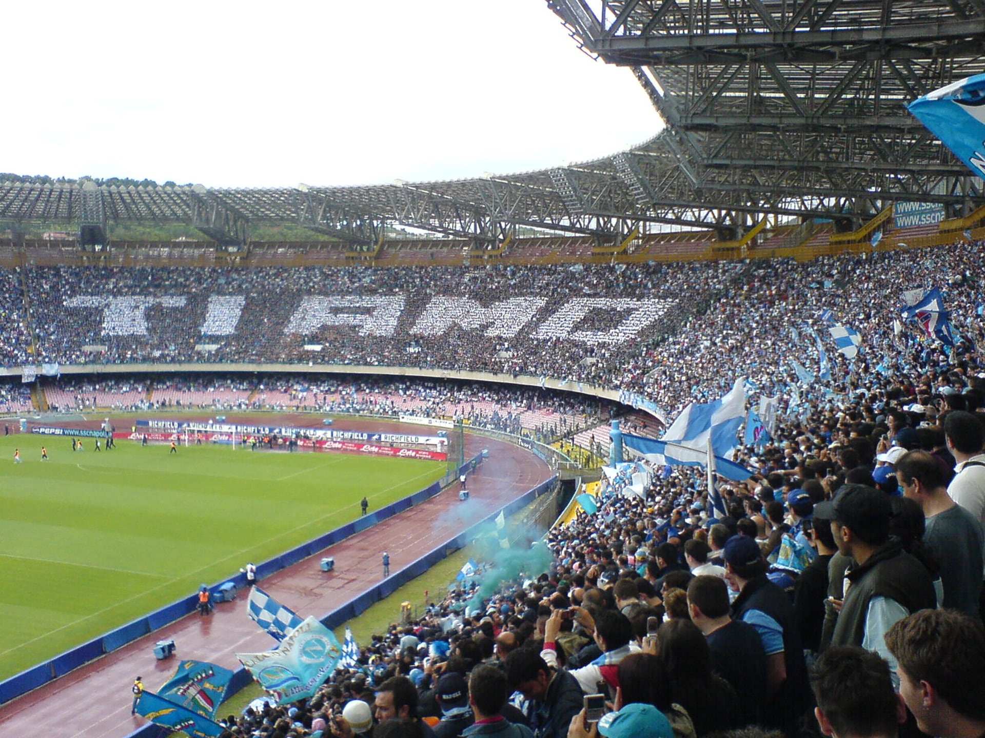 El sentimiento del pueblo napolitano por su club en la Curva B: “Ti amo”