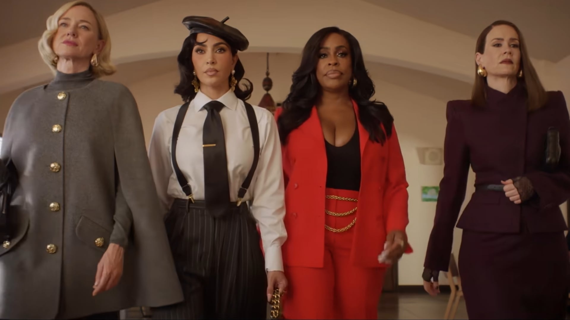 Las actrices Naomi Watts, Kim Kardashian, Niecy Nash y Sarah Paulson caminan juntas en una escena perteneciente a la serie Todo vale. (YouTube: Hulu)