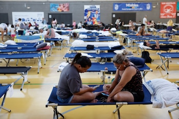 Dezenas de pessoas param cedo neste domingo no centro desportivo Paco Sedano, em Móstoles. (EFE/Marshall)