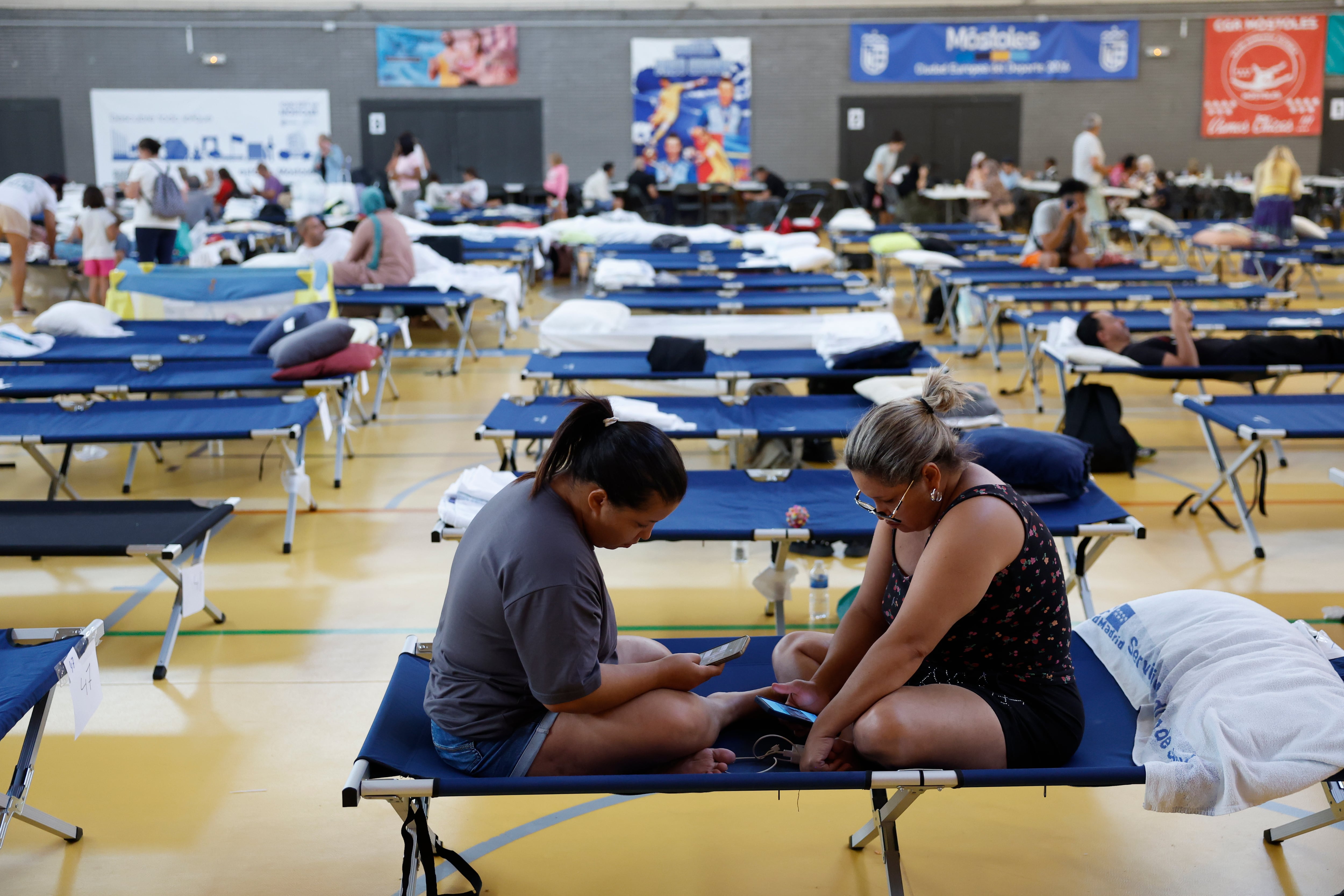 Decenas de personas alojadas a primera hora de este domingo en el polideportivo Paco Sedano de Móstoles. (EFE/Mariscal)