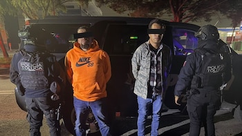 Detienen a funcionario de Toluca y exservidor público por presunta extorsión a comerciantes: pedían dinero a cambio de no clausurar negocios
