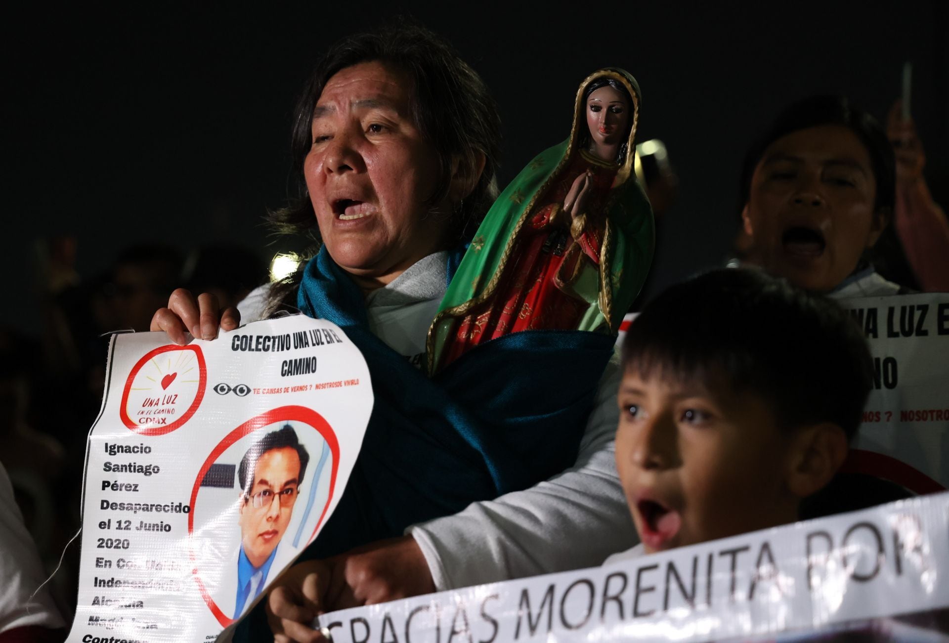 CIUDAD DE MÉXICO, 11DICIEMBRE2025.- En el marco del Día de lA Virgen de Guadalupe, familiares de personas desaparecidas que integran el colectivo Una Luz en el Camino arribaron a la Basílica de Guadalupe tras peregrinar desde el metro Coyuya en la alcaldía Iztacalco. Agradecieron a la Virgen de Guadalupe por los tesoros encontrados este año y pidieron que les permita encontrar a todas y todos los que hacen falta. FOTO: GALO CAÑAS/CUARTOSCURO.COM