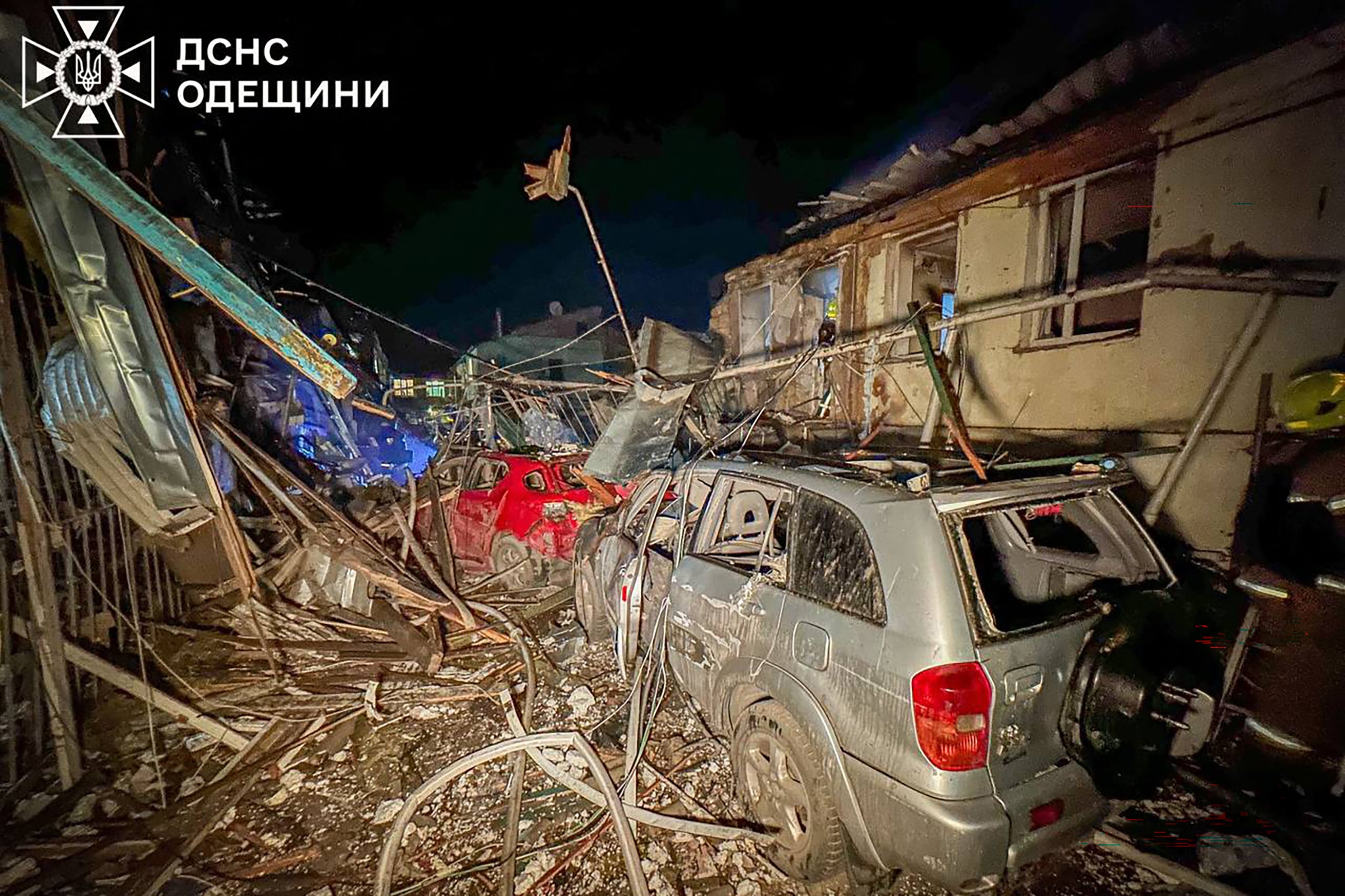 Vehículos dañados tras un ataque ruso en Odesa, en el contexto de la invasión rusa de Ucrania (AFP)