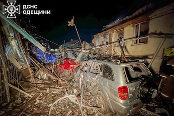 Vehículos dañados tras un ataque ruso en Odesa, en el contexto de la invasión rusa de Ucrania (AFP)