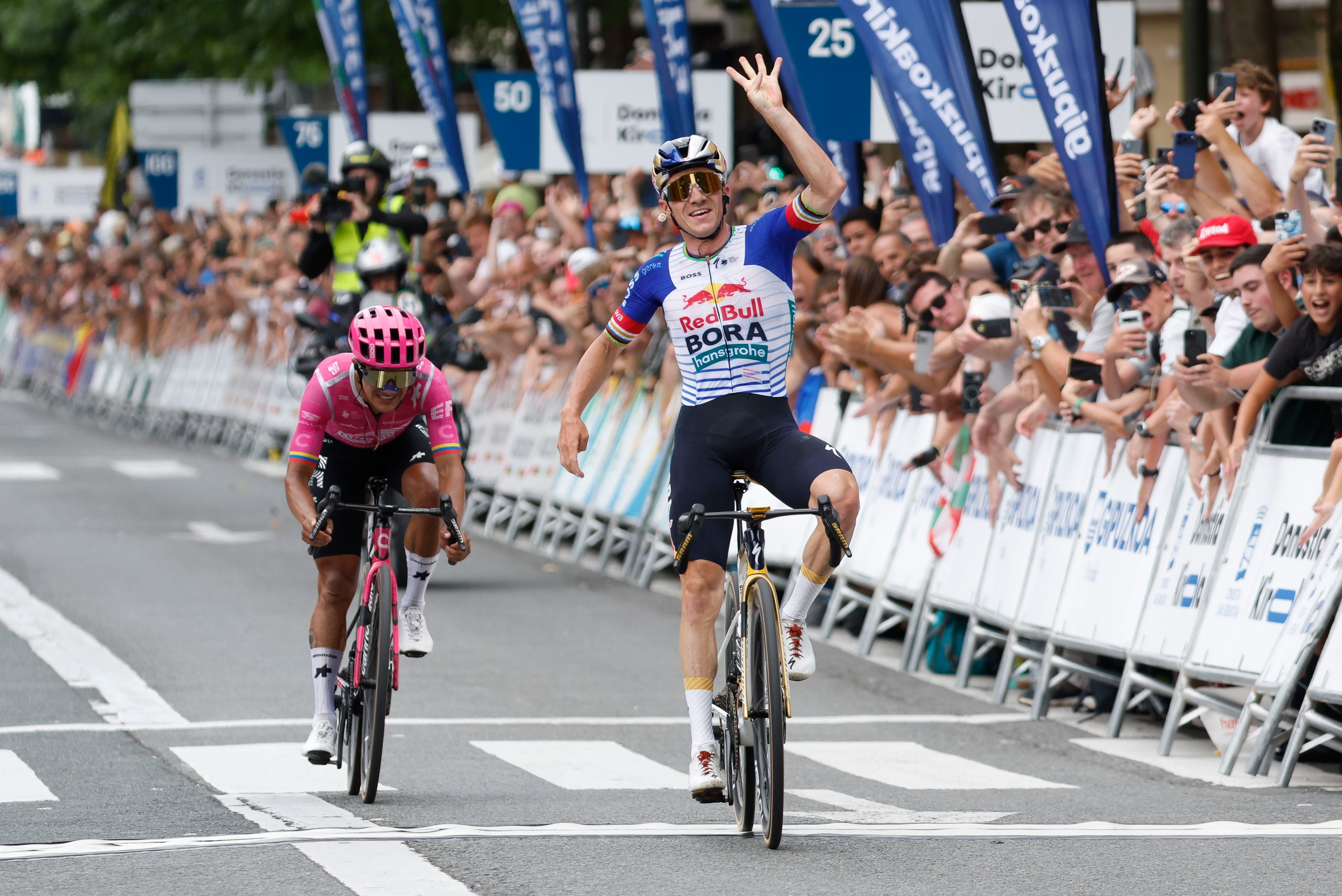 Remco Evenepoel luce como uno de los rivales más peligrosos para Isaac del Toro. (EFE/Juan Herrero.)