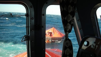 Salvamento Marítimo publica su mayor contrato de balsas salvavidas... pero de momento sus barcos no cuentan todos con desfibriladores